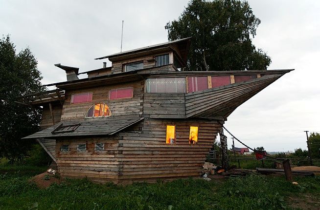 Россиянин без единого чертежа построил дом-корабль